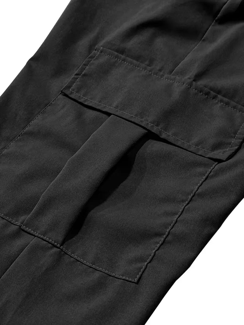 Stijlvolle heren cargo broek in olijfgroen, taps toelopend met boorden, voor een perfecte streetwear look.