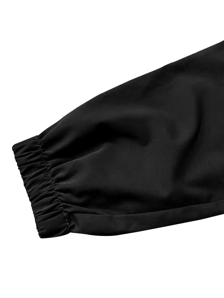 Zwarte taps toelopende cargo broek voor heren, comfortabel en praktisch met trekkoord en klepzakken.