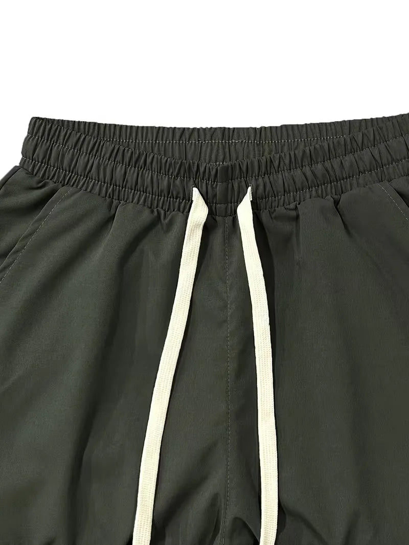 Zwarte comfortabele heren cargo broek, taps toelopend met elastische boorden. Veelzijdig en praktisch.