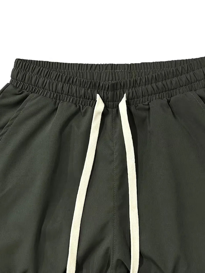 Zwarte comfortabele heren cargo broek, taps toelopend met elastische boorden. Veelzijdig en praktisch.