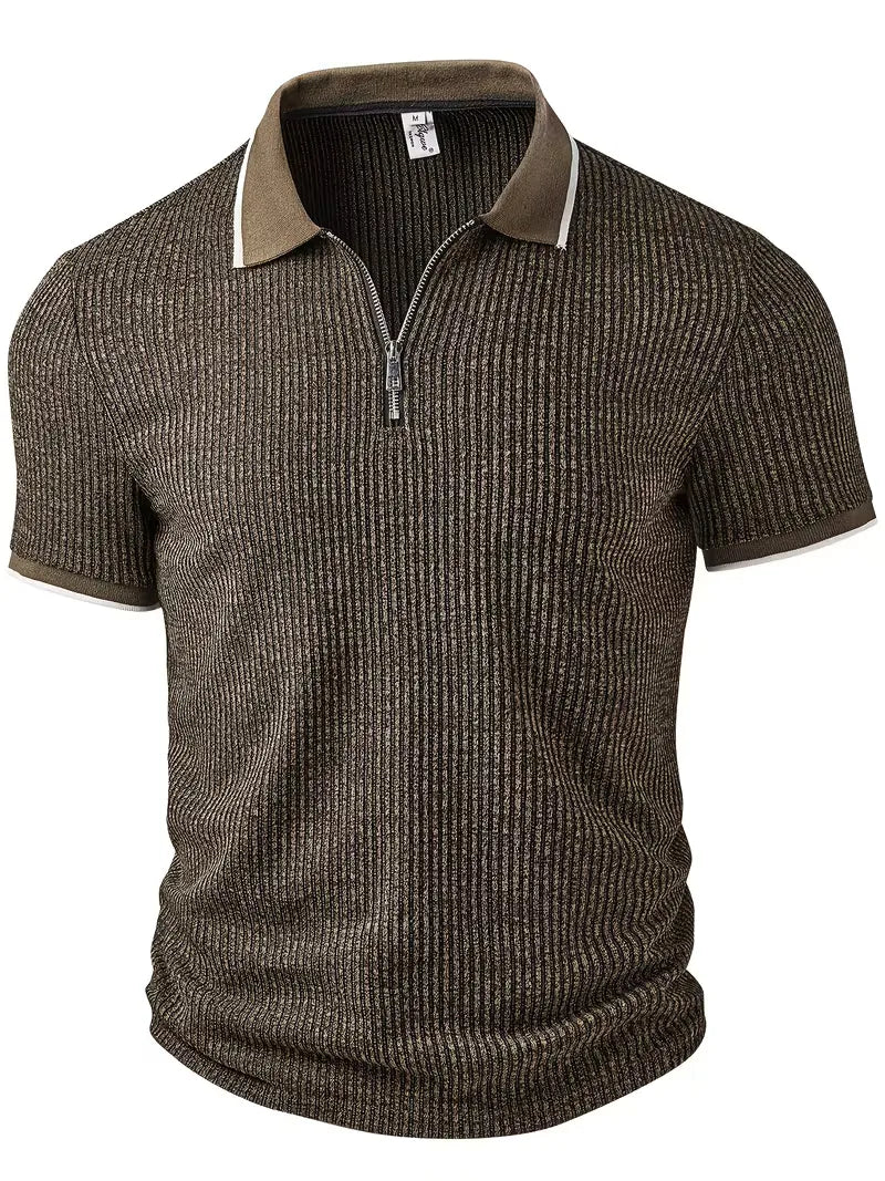 Casual olijfgroene ritspolo voor heren, met geribbelde stof. Perfecte smartcasual vrijetijdskleding voor de zomer.