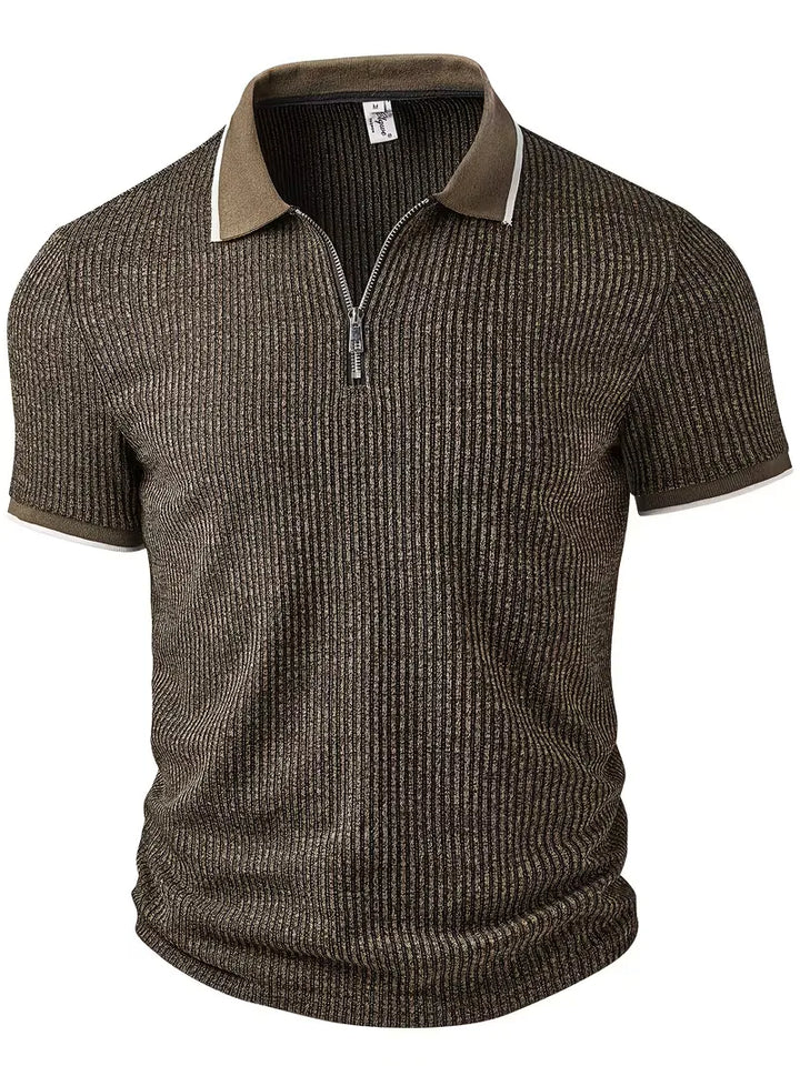 Casual olijfgroene ritspolo voor heren, met geribbelde stof. Perfecte smartcasual vrijetijdskleding voor de zomer.