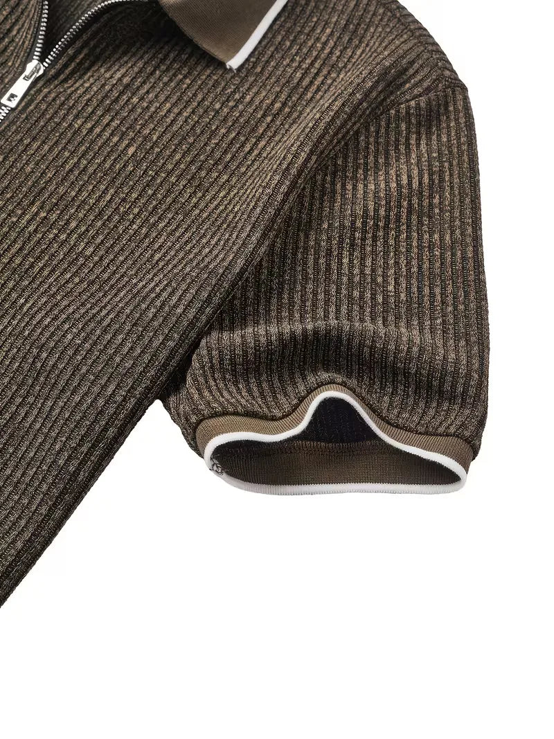 Comfortabele olijfgroene herenpolo met rits en ribbels. Perfecte regular fit vrijetijdskleding voor lente en zomer.