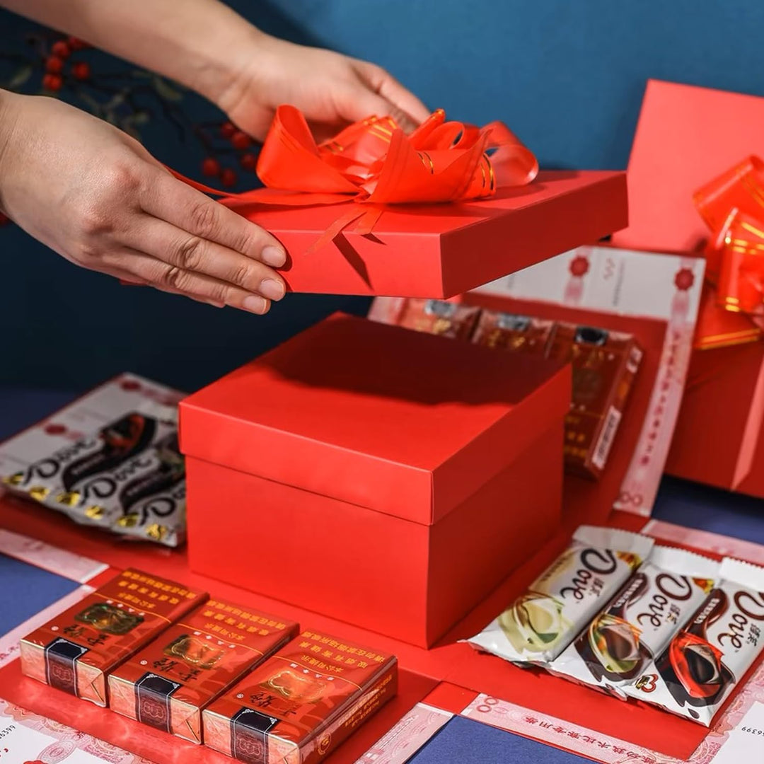 Gelaagde explosiebox, open met vakjes voor foto's en sentimentele herinneringen; een diycadeau met vlinders.