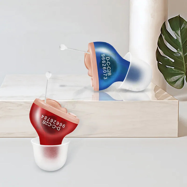 "Oplaadbare hoortoestellen, blauw en huidskleur, discreet design voor dagelijks gebruik, superieure geluidskwaliteit."