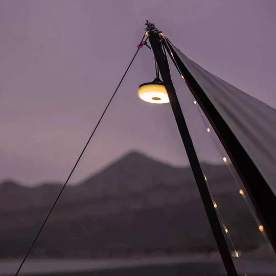 Meerdere sets oprolbare waterdichte LED buitenverlichting, uitgestald voor feestjes