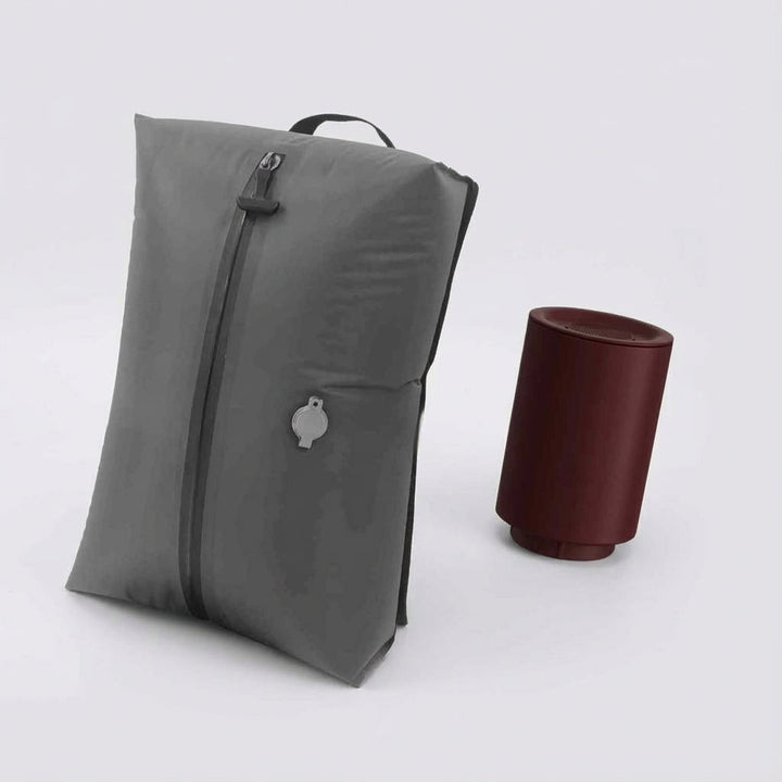 SpaceSwell compressietas halveert kledingvolume. Ideaal voor efficiënt inpakken van koffer en bagage. Perfect voor reizen.