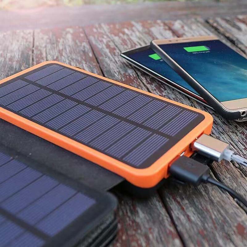"Opvouwbare zonne-powerbank, robuust en waterdicht, met dubbele USB-poorten en hoogrendement zonnepanelen."