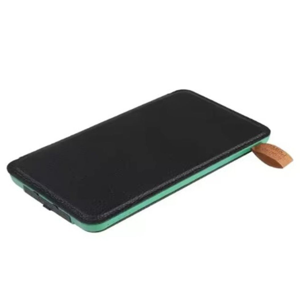 "Opvouwbare zonne-powerbank, robuust en waterdicht, met dubbele USB-poorten en hoogrendement zonnepanelen."