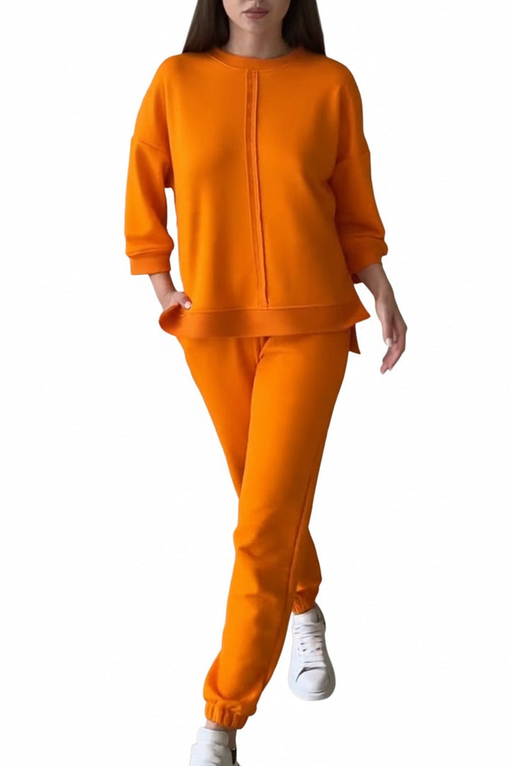 Oranje/abrikoos dames tweedelige loungewear set met oversized trui en comfortabele joggingbroek, perfect voor ontspanning.