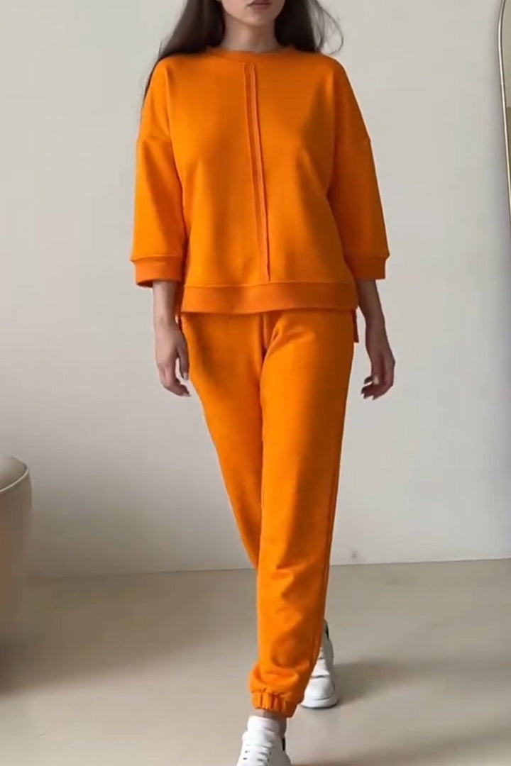Comfortabele abrikoos tweedelige dames loungewear set met oversized trui; ideaal voor casual dagen en ontspanning thuis.