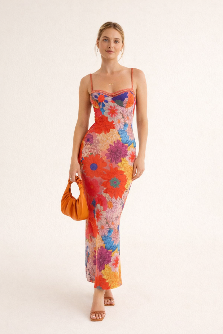 Casual oranje maxi-jurk met bloemen en dunne bandjes, comfortabel en stijlvol voor elke dag.