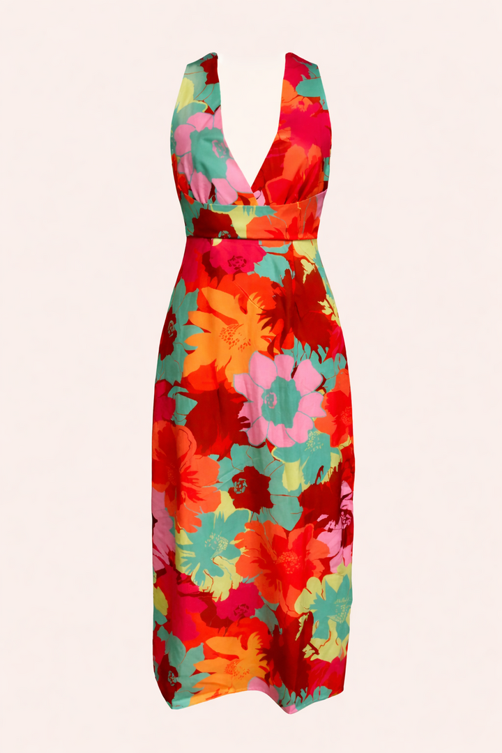 Stijlvolle dames zomer maxijurk met opvallende bloemenprint en chique halternek, perfect voor warme dagen.