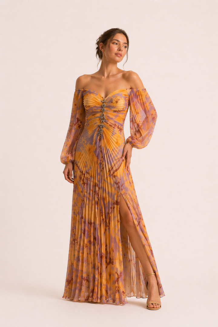 Oranje elegante dames maxi jurk met geplooide details en split, perfect voor feestjes en avondgelegenheden.