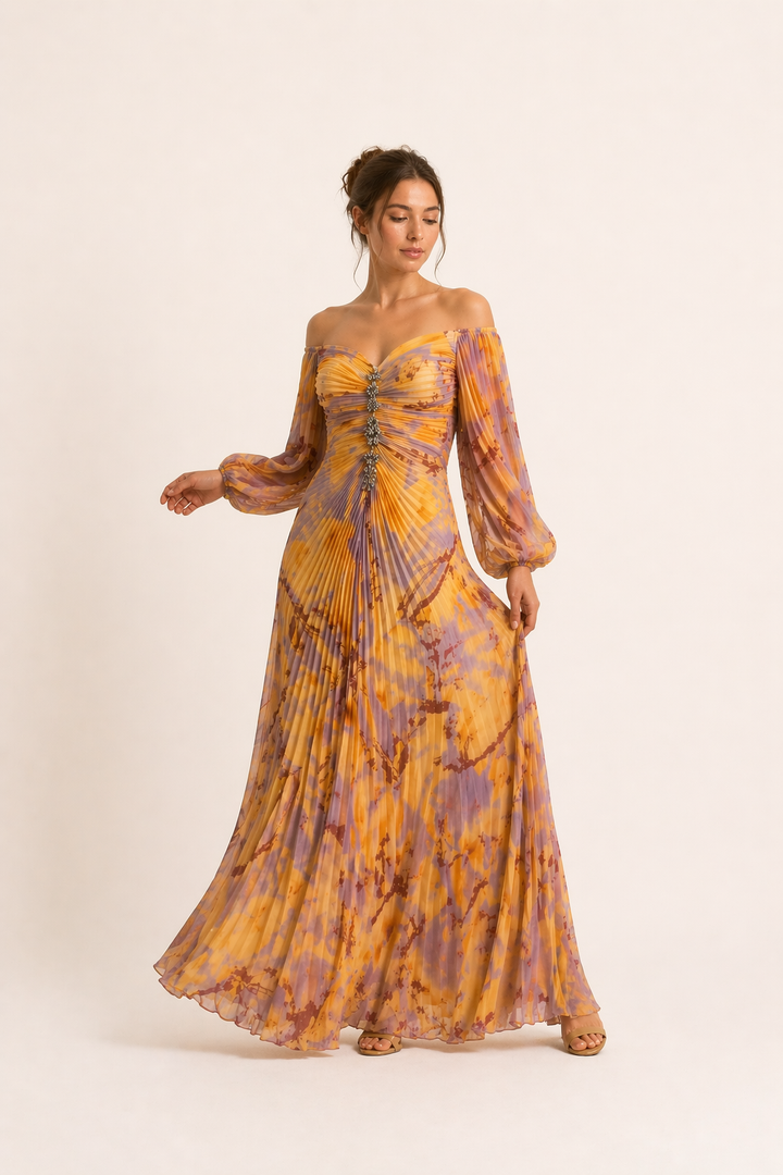 Lange oranje galajurk voor dames, met elegante split en geplooid ontwerp, ideaal voor een speciale gelegenheid.