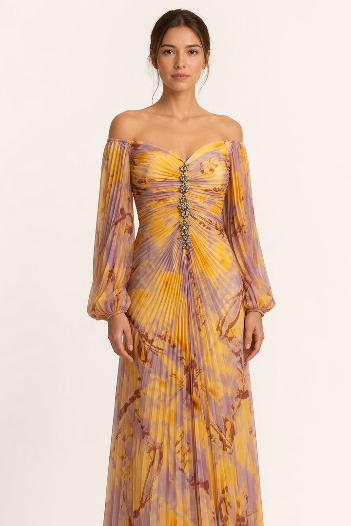 Model draagt een oranje geplooide maxi jurk met split, chique en comfortabel voor elke speciale gelegenheid.