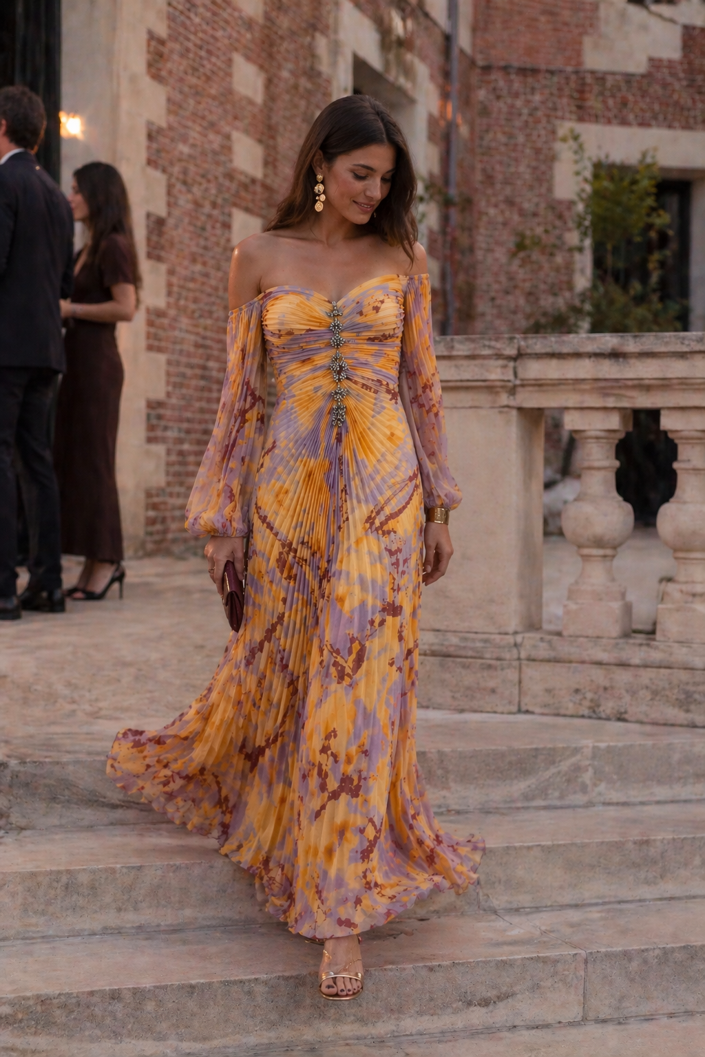 Elegante oranje feestjurk voor dames met een geplooide taille en lange split, perfect als galajurk.
