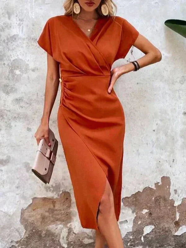 Oranje elegante dames midi zomerjurk met V-hals en korte mouwen. Stijlvol en flatterend voor diverse gelegenheden.