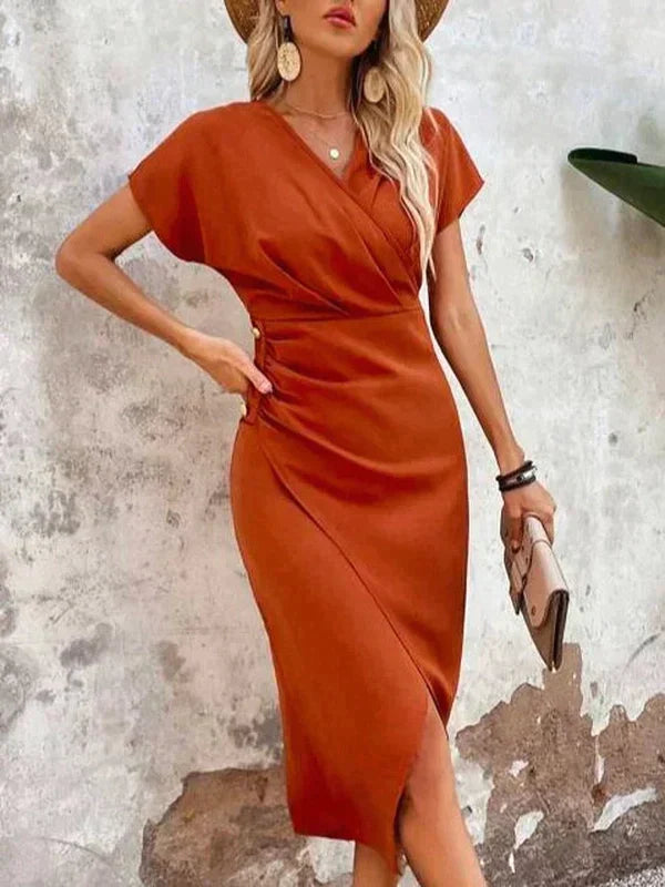 Flatterende oranje V-hals midi zomerjurk voor dames met elegante korte mouwen. Comfortabel en stijlvol voor elke dag of avond.