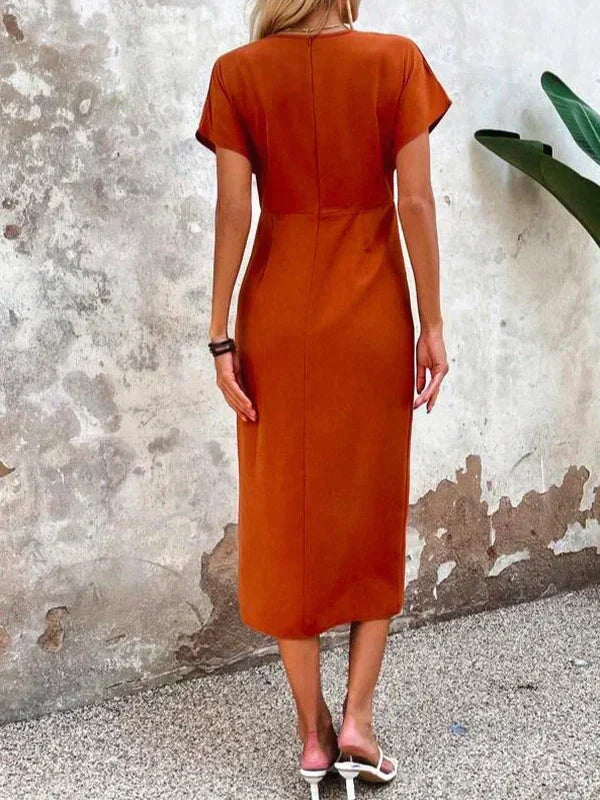 Dames elegante oranje zomerjurk met V-hals en korte mouwen. Perfecte midi lengte, veelzijdig voor casual of feestelijke looks.