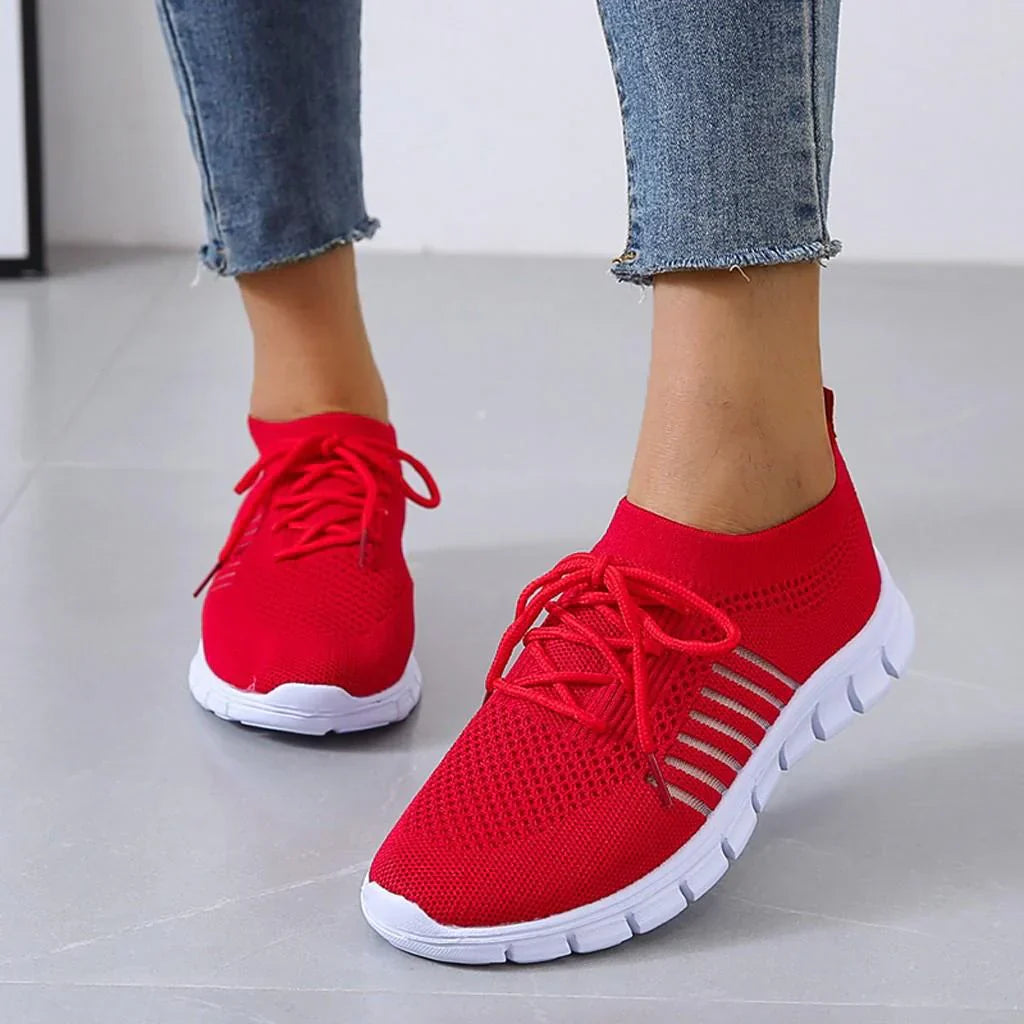 Orthopedische comfortsneakers voor dames in het zwart, zijaanzicht, met ademende stof en slipvaste zool.