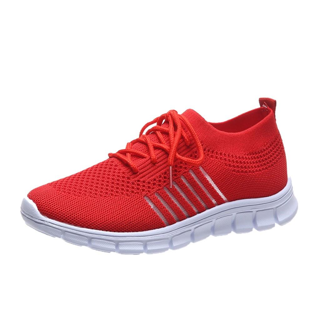 Bovenbeeld van dames orthopedische sneakers, grijs, met focus op veters en textuur van het ademende bovenwerk.