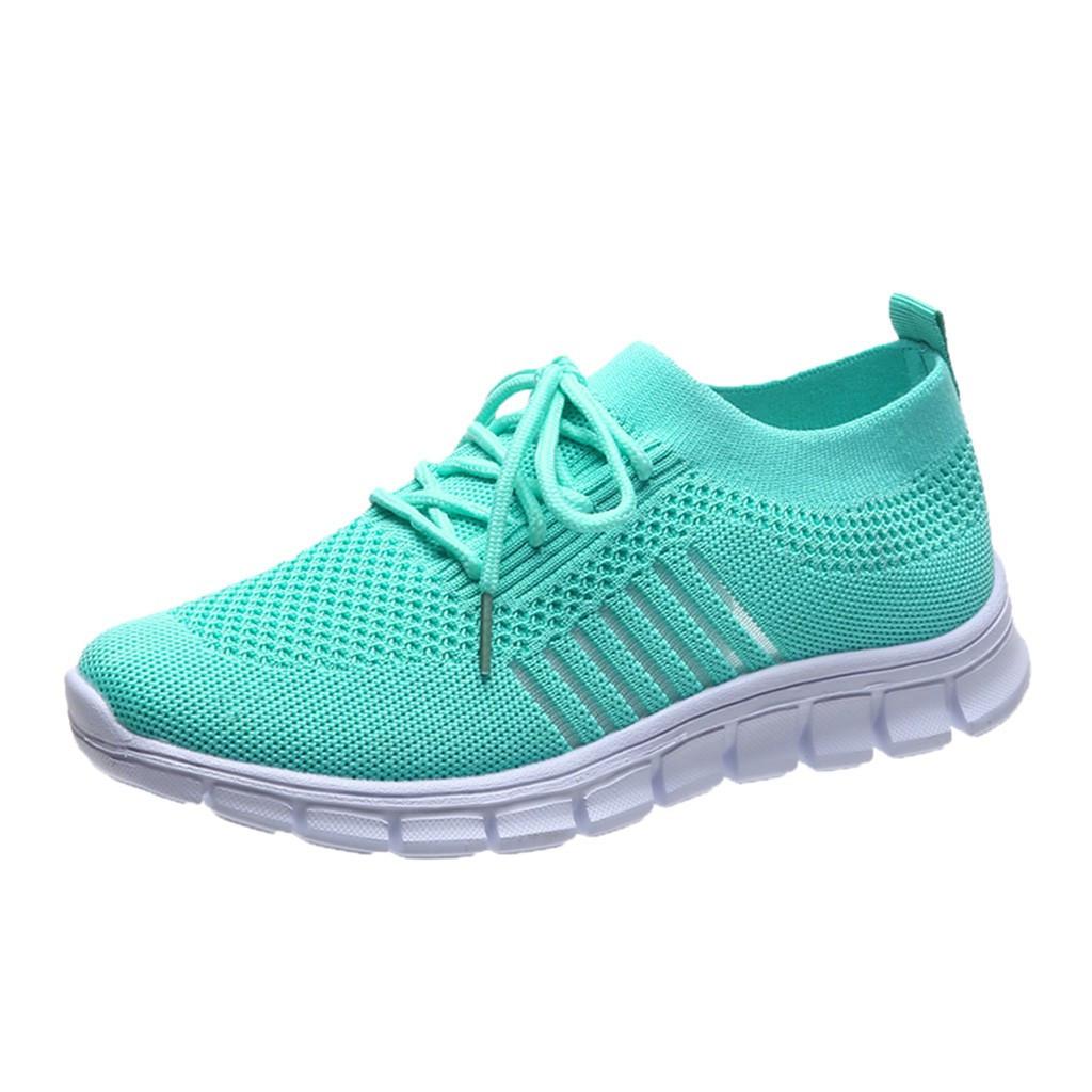 Orthopedische comfortsneakers voor dames, beige, gedragen tijdens een wandeling, met goede voetondersteuning.