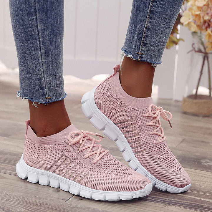 Stapel van diverse kleuren orthopedische dames sneakers: zwart, grijs, beige, geschikt voor casual en sportief.