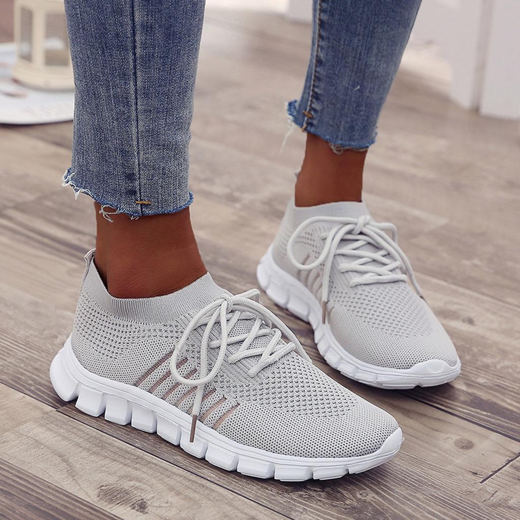 Zijaanzicht van een orthopedische casual dames sneaker, marineblauw, perfect voor dagelijks gebruik en comfort.