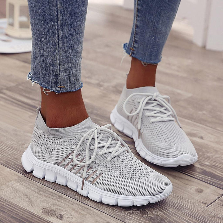 Zijaanzicht van een orthopedische casual dames sneaker, marineblauw, perfect voor dagelijks gebruik en comfort.