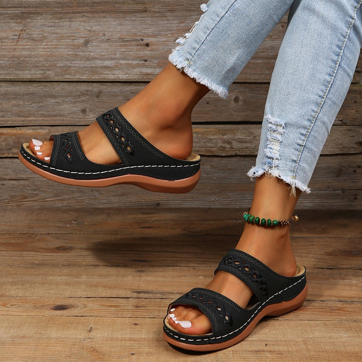 Model draagt elegante orthopedische zomersandalen, comfort en mode gecombineerd