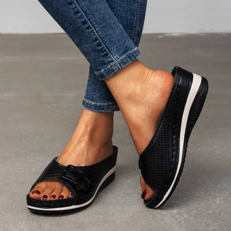 "Orthopedische damessandalen met zacht voetbed, verstelbare bandjes en antislipzool voor comfort en stabiliteit."