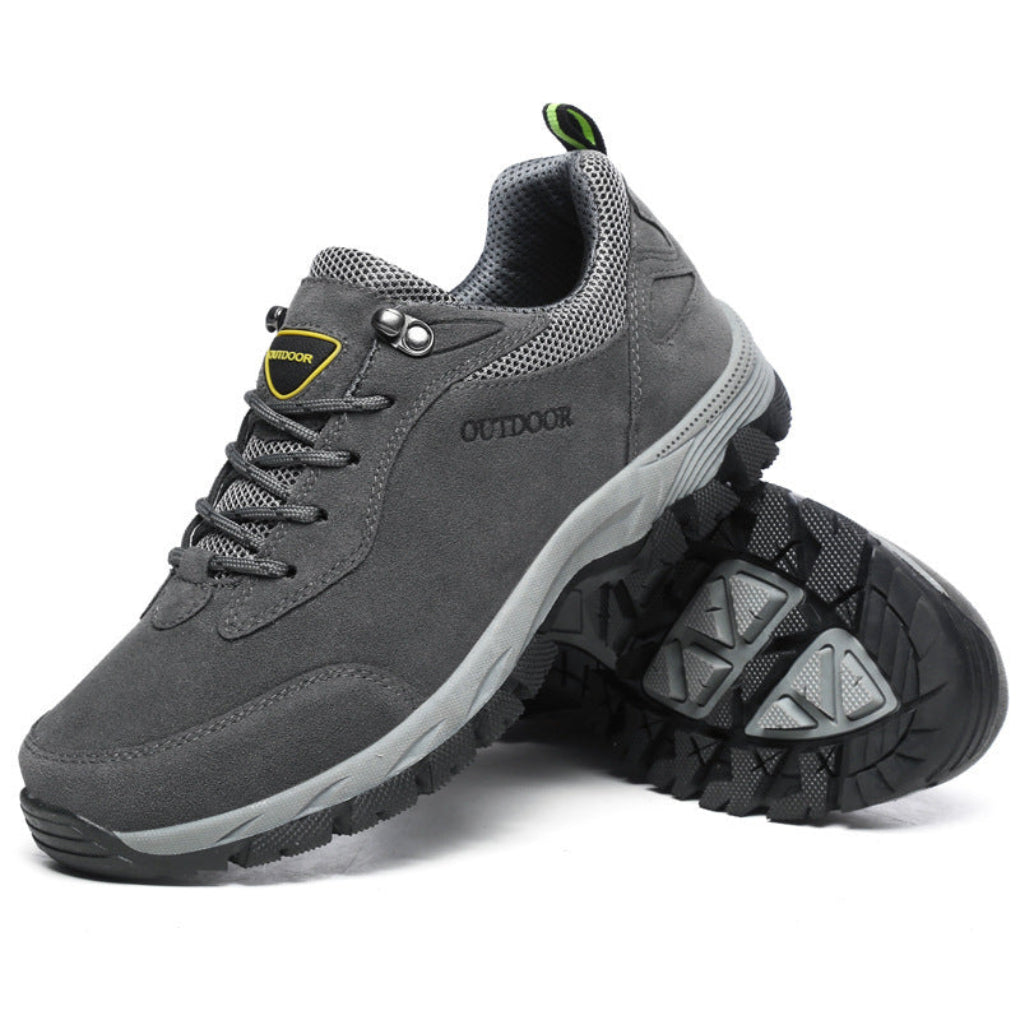 Heren wandelschoenen in de natuur, tonen hun functionaliteit en grip, specifiek voor orthopedisch comfort.