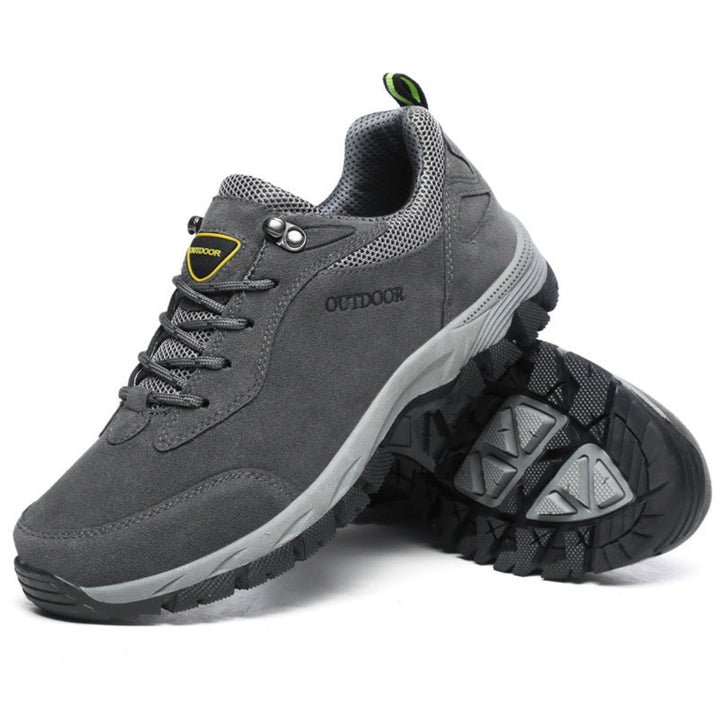 Heren wandelschoenen in de natuur, tonen hun functionaliteit en grip, specifiek voor orthopedisch comfort.