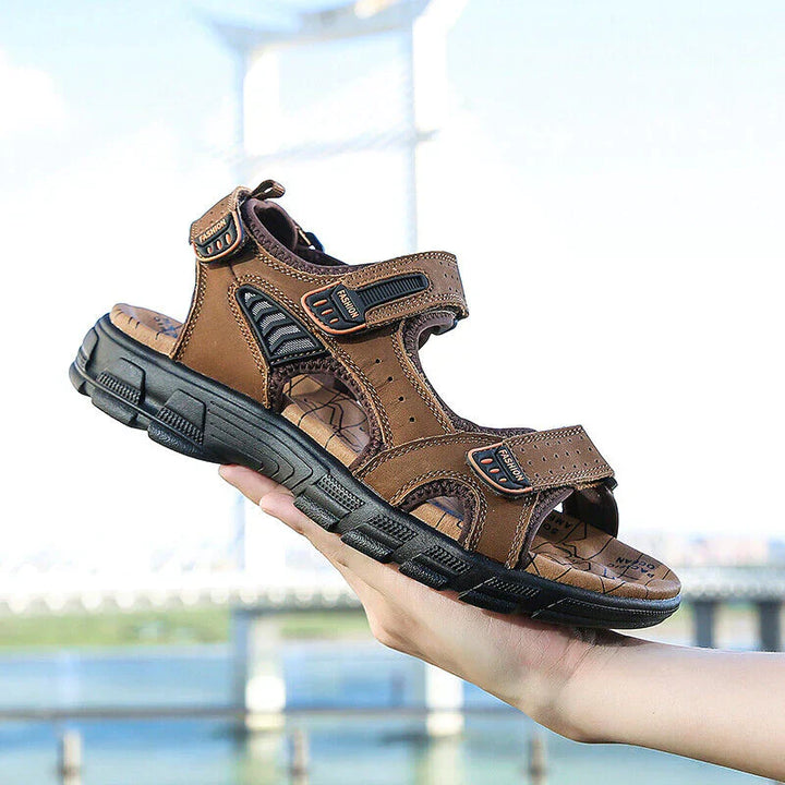 Gele herensandalen, orthopedisch, ontworpen voor hielspoor en een gezonde houding tijdens de zomer.