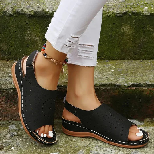 "Orthopedische sandalen met bruine elastische band en antislip zool, ideaal voor comfort en ondersteuning tijdens de zomer."