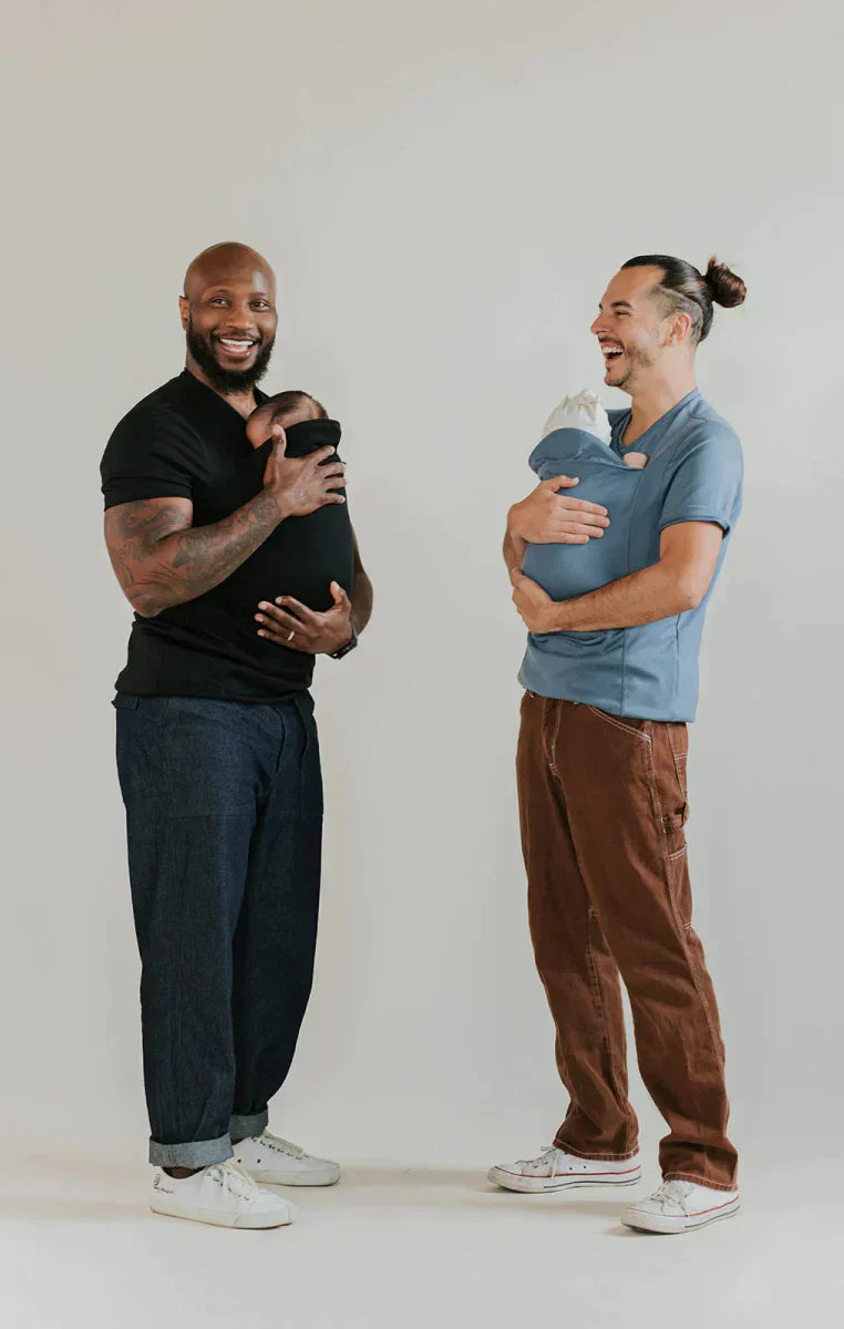 Ouder draagt pasgeboren baby comfortabel in een unisex draagshirt; ideaal voor handsfree gemak en bonding.