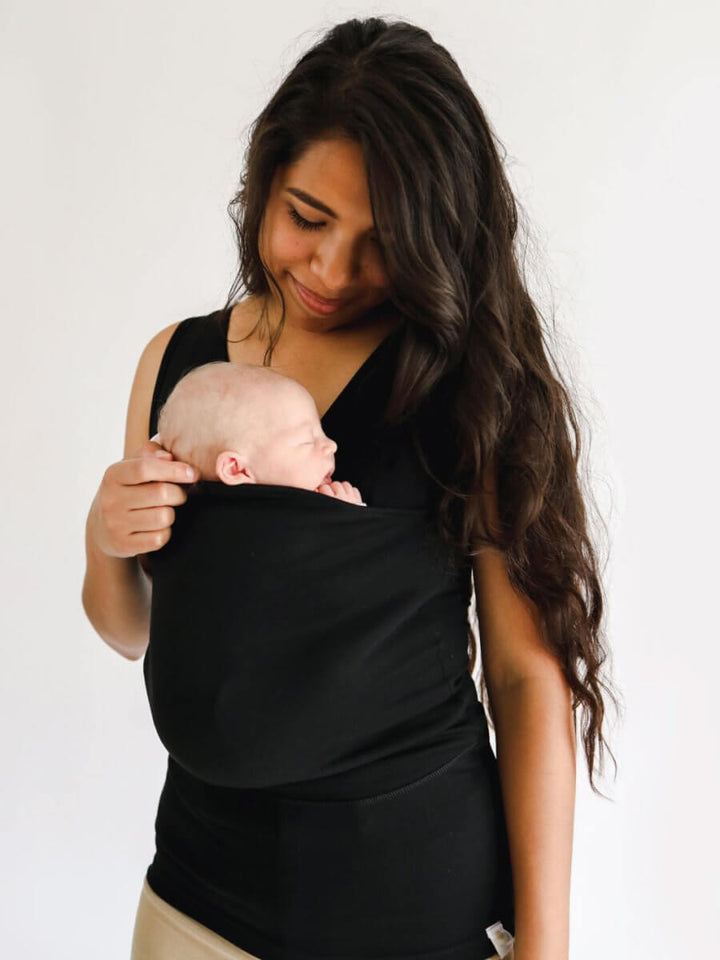 Zacht, ademend unisex draagshirt voor pasgeborenen; comfortabel en ergonomisch dragen in een neutrale kleur.