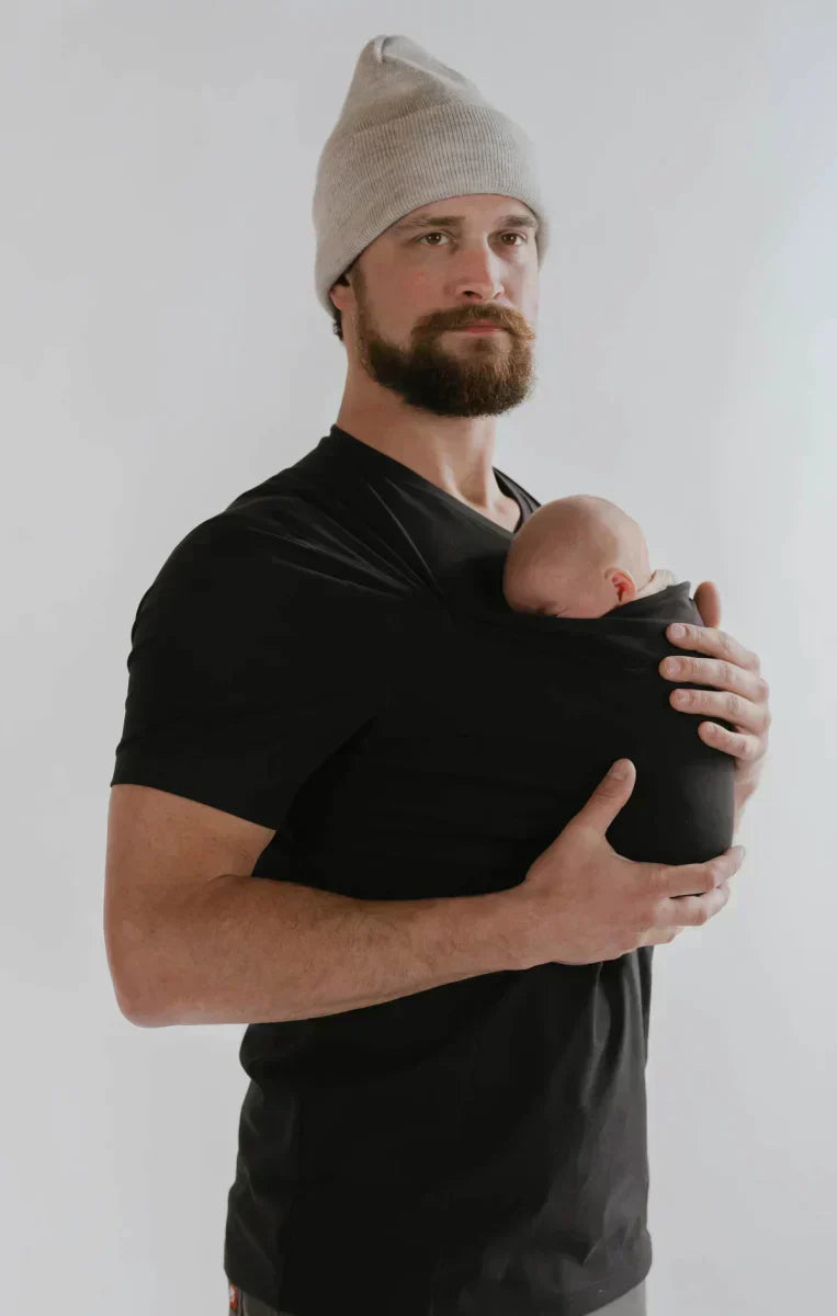 Ergonomisch unisex draagshirt biedt maximaal comfort voor ouder en pasgeboren baby; ondersteunt natuurlijke houding.