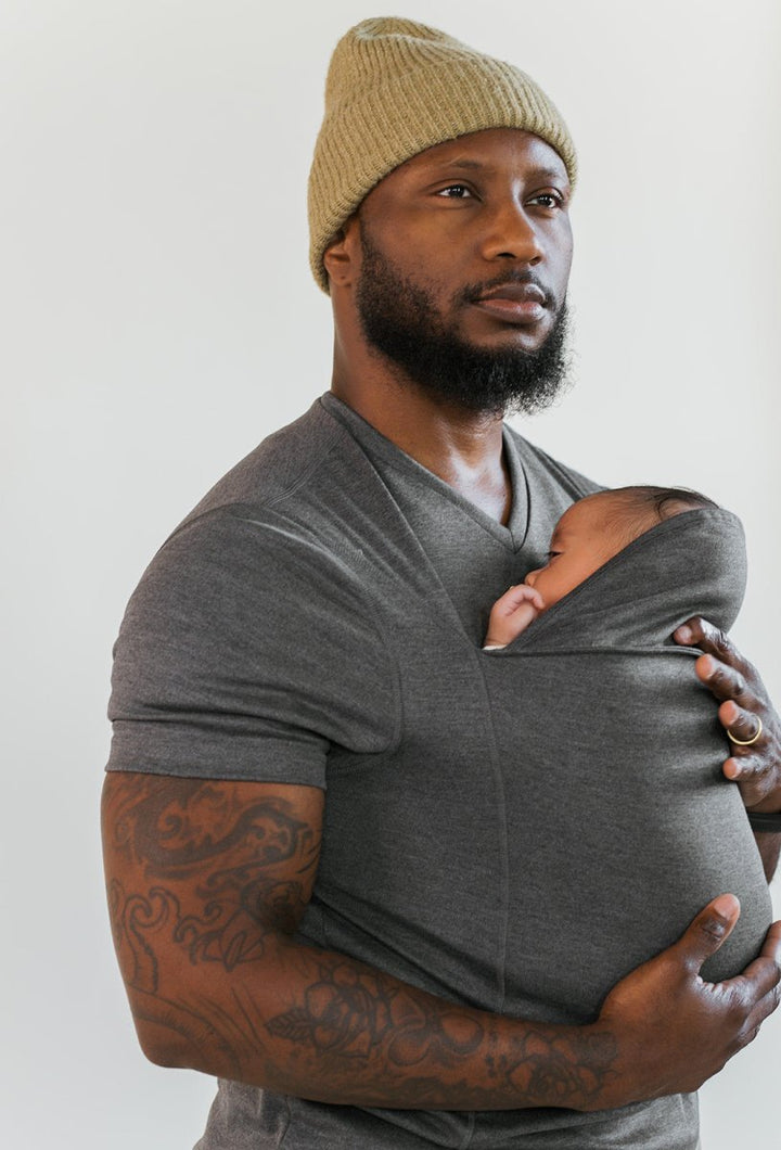 Ideaal kraamcadeau: een unisex draagshirt voor nieuwe ouders; voor comfortabel dragen en verzorging van de baby.