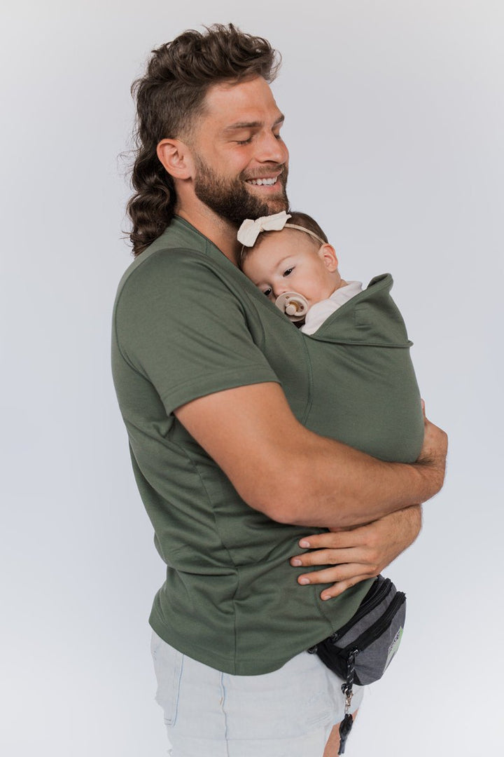 Eenvoudig te gebruiken unisex draagshirt voor baby's; zorgt voor nabijheid en handsfree bewegingsvrijheid voor ouders.