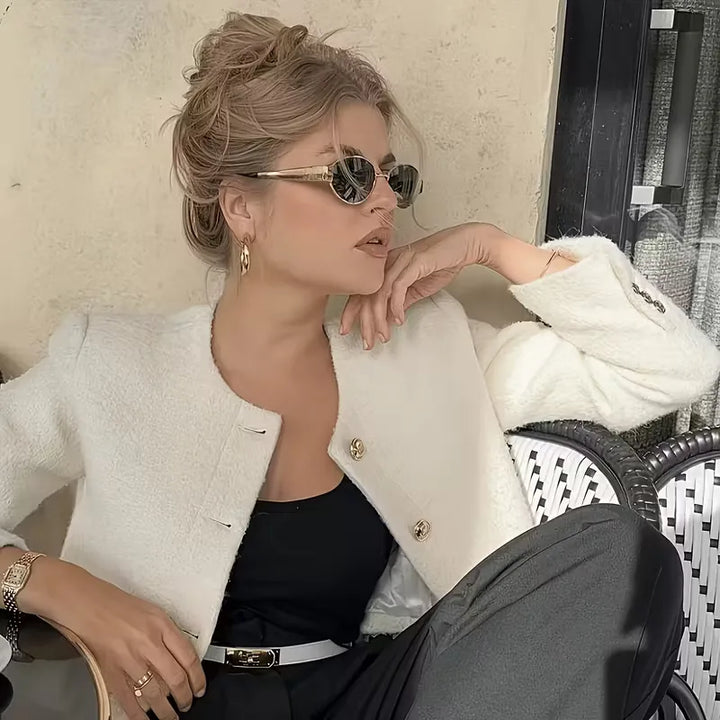 Stijlvolle dames zonnebril, ovaal frame, moderne details. Essentieel voor de zomer met UV-bescherming.