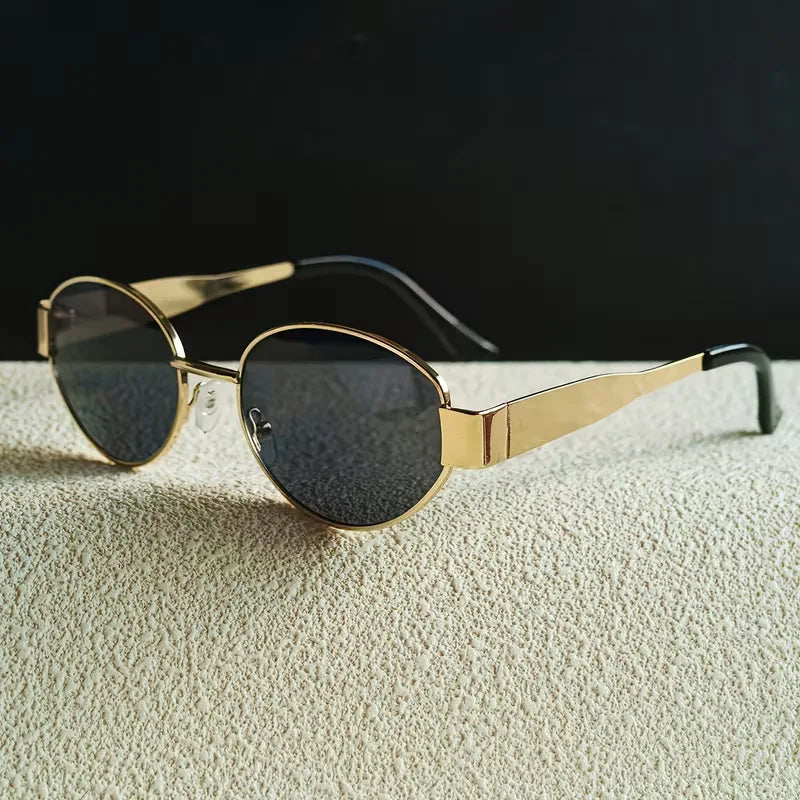 Stijlvol en beschermend: deze moderne ovale dames zonnebril is ideaal voor de zomer met UV-filter.