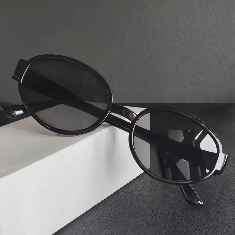 Bruine ovale kunststof zonnebril met donkere glazen voor optimale oogbescherming. Casual design.