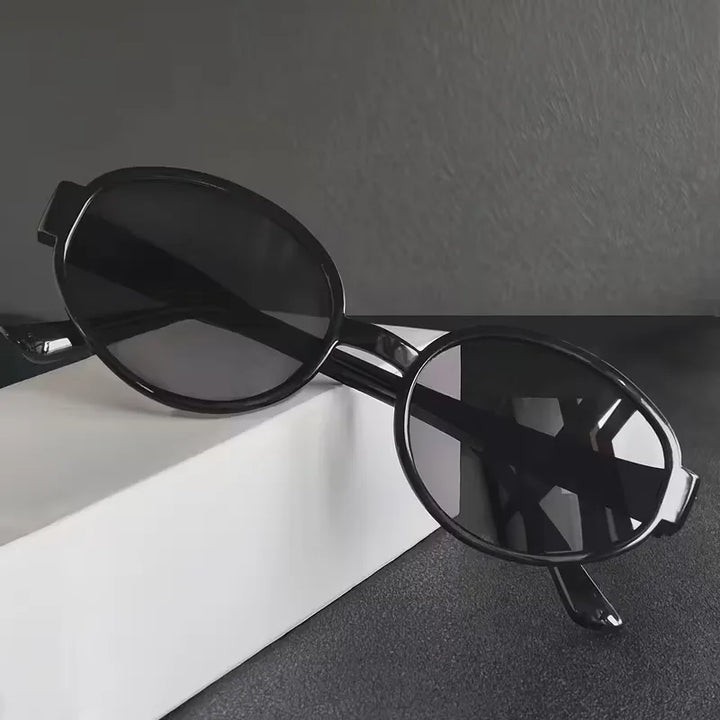 Bruine ovale kunststof zonnebril met donkere glazen voor optimale oogbescherming. Casual design.