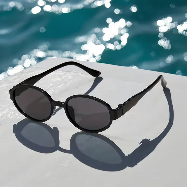 Casual lichtgewicht ovale zonnebril, unisex en comfortabel, ideaal als zomeraccessoire. Modieus.