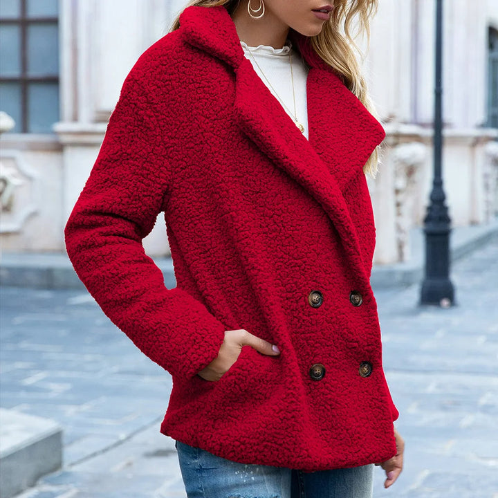 "Oversized dames tussenjas van zachte faux fur met dubbele rij knopen en V-hals, biedt comfort en elegante stijl."