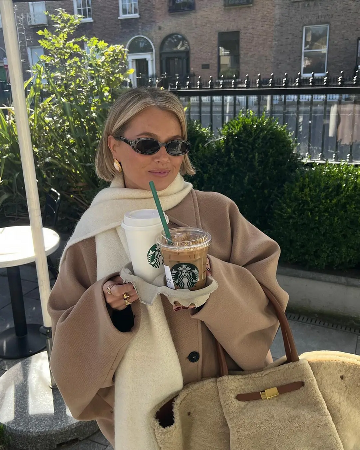 "Oversized damesjas in wolmix, trendy bruine beige en zwarte kleuren met knopen en zakken, perfect voor winterlagen."