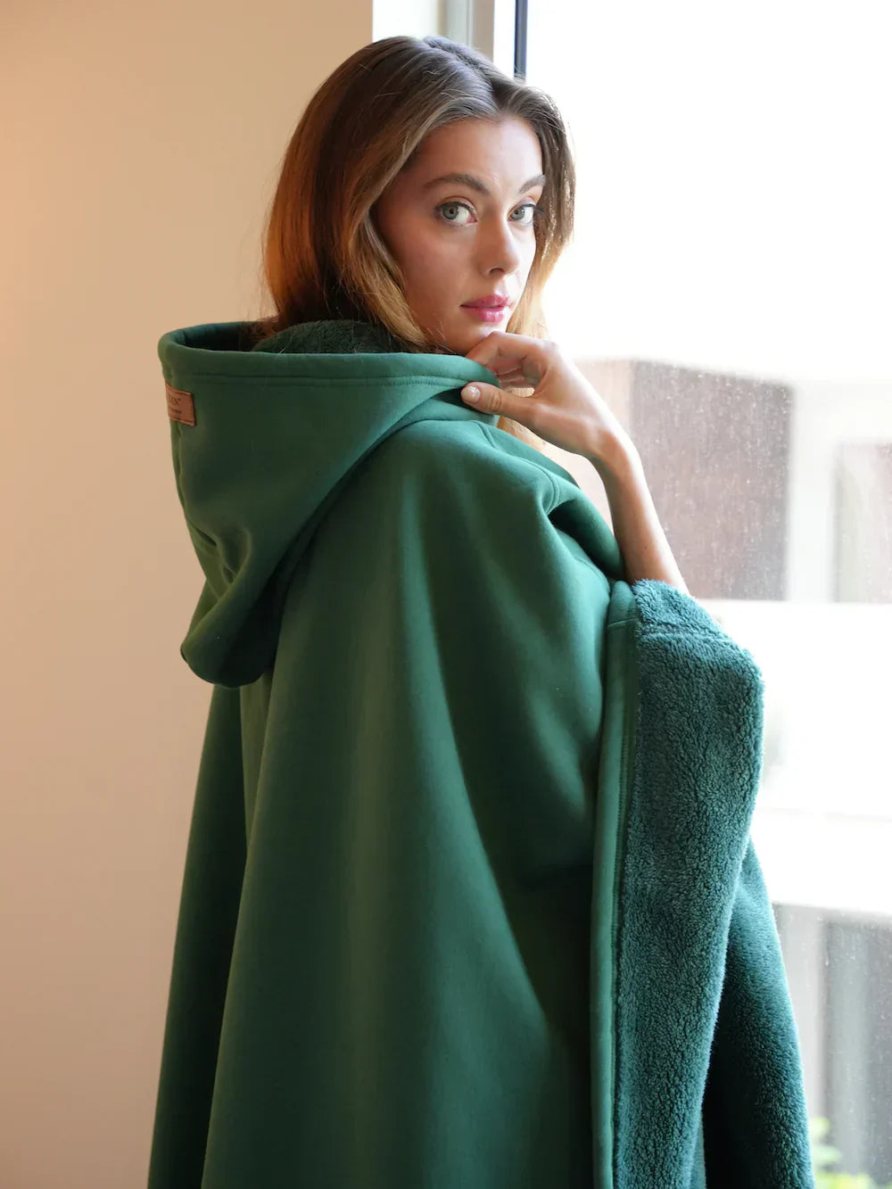 "Oversized Eden Hoodie Blanket in zachte stof, biedt ultiem comfort en warmte. Beschikbaar in diverse kleuren."
