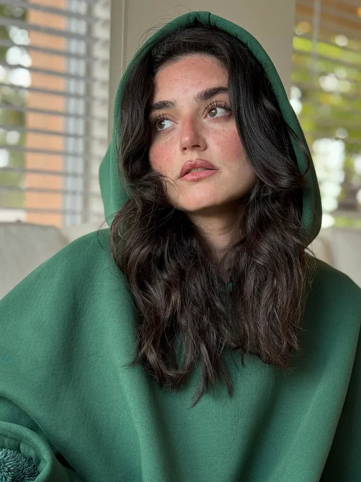 "Oversized Eden Hoodie Blanket in zachte stof, biedt ultiem comfort en warmte. Beschikbaar in diverse kleuren."